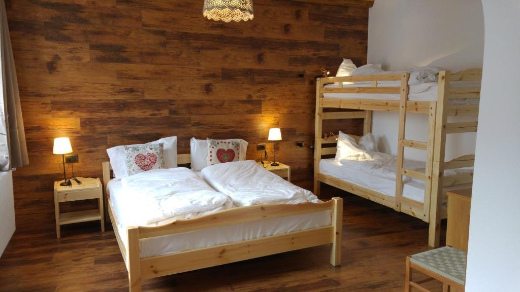 Двуетажно легло или двуетажни легла в стая в Albergo Al Pino