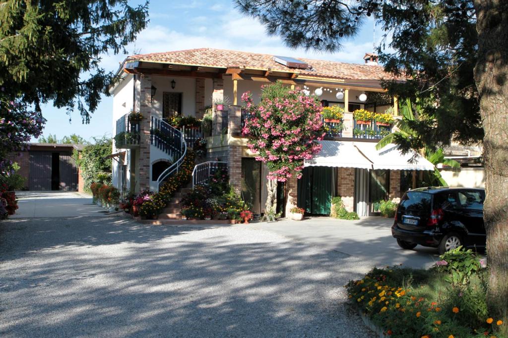 a house with a car parked in front of it at b&b Bigolin Cristina in Fossalòn