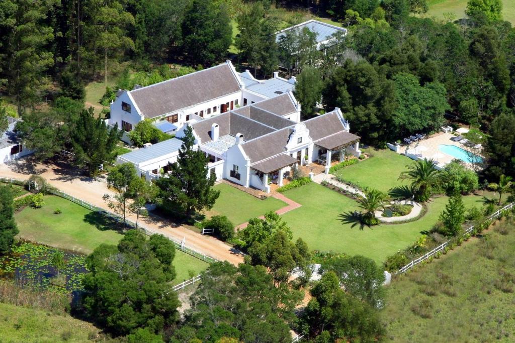 uma vista aérea de uma grande casa com piscina em Lairds Lodge Country Estate em Plettenberg Bay