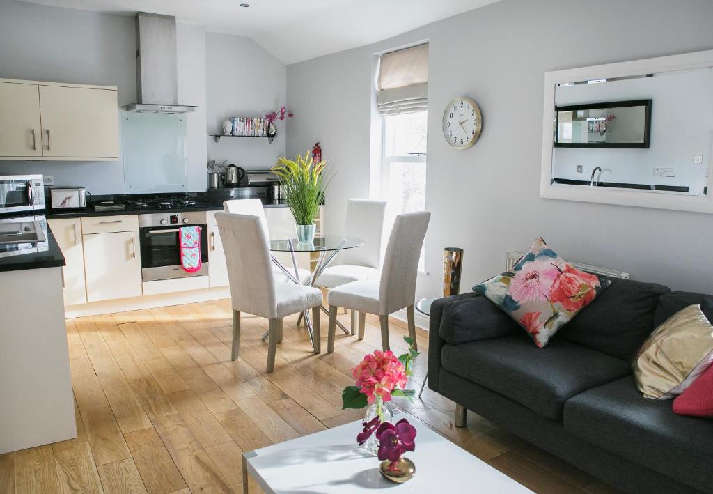 sala de estar con sofá y mesa en The Green House classic 2 bedroom apartment, en Harrogate