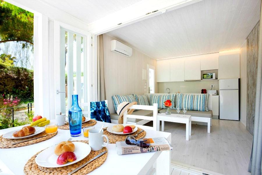 a kitchen and living room with a table with fruit on it at Tamarit Beach Resort in Tamarit