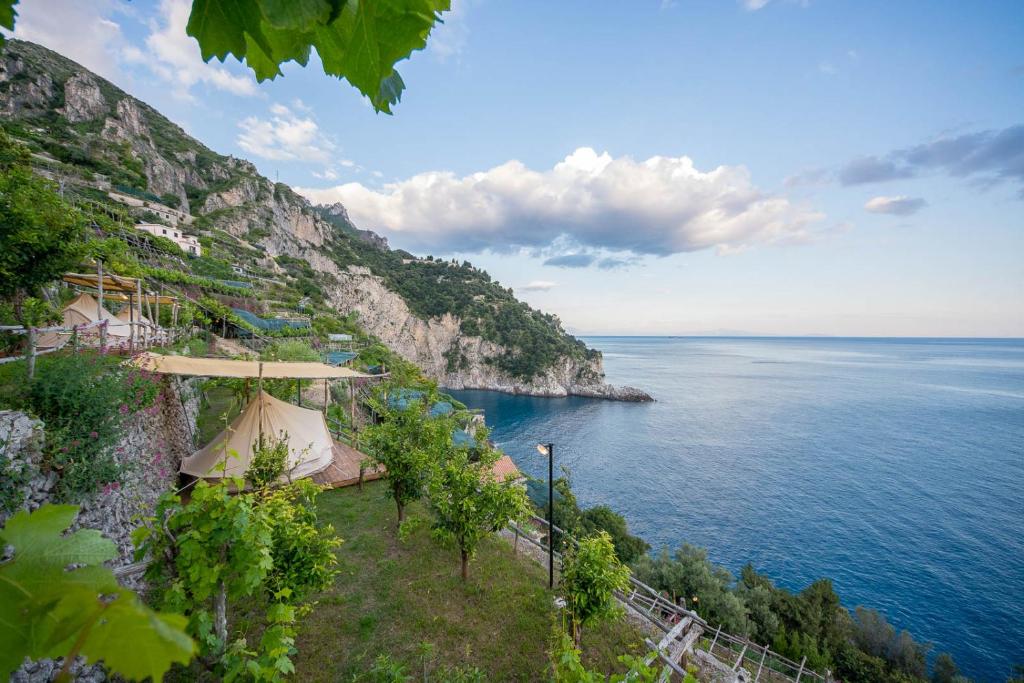 uma vista para a costa amalfi e para o oceano em Cannaverde - Amalfi Coast Camp em Maiori