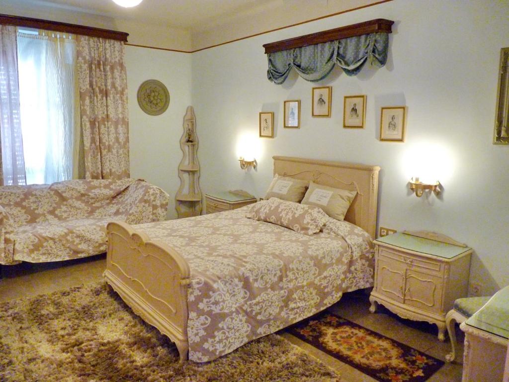 Miralcamp的住宿－Caltarragona casa rural，一间卧室设有两张床、一张桌子和一个窗口