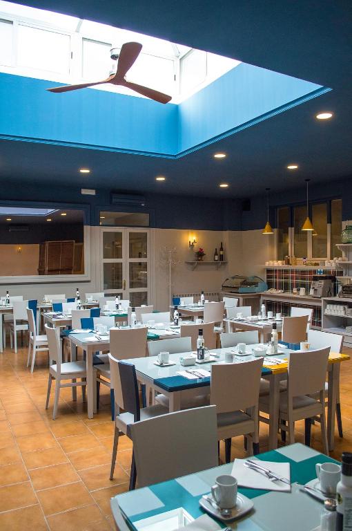 A restaurant or other place to eat at Hospedium Hotel Maestrazgo de Calatrava