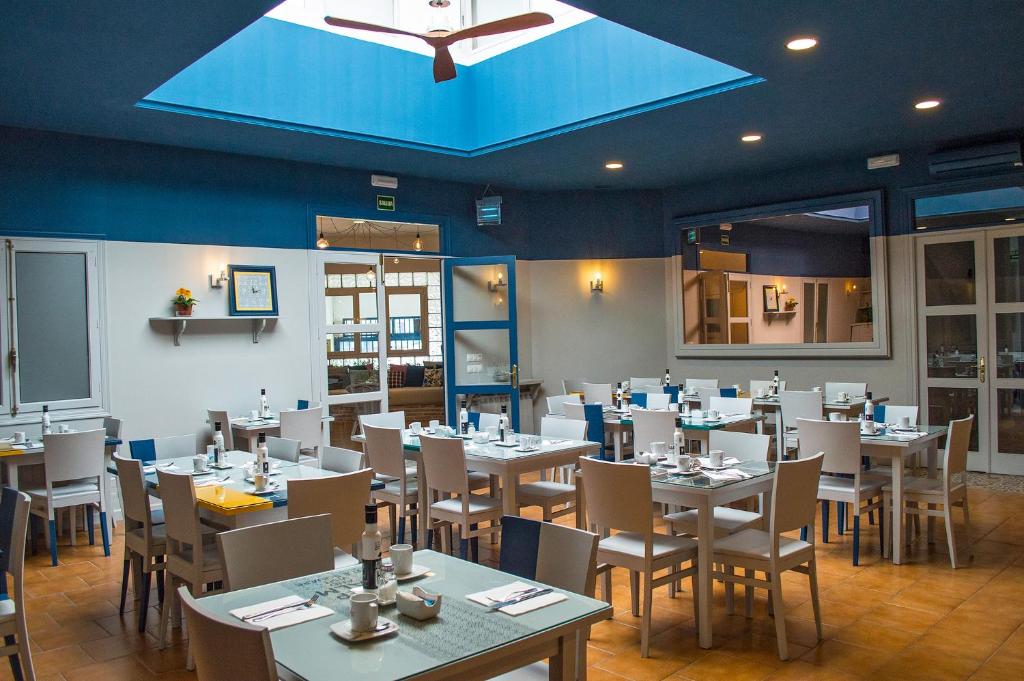 A restaurant or other place to eat at Hospedium Hotel Maestrazgo de Calatrava