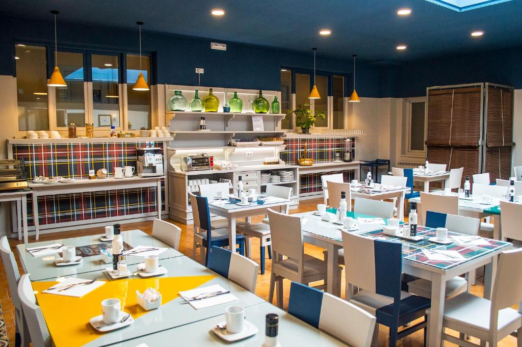 A restaurant or other place to eat at Hospedium Hotel Maestrazgo de Calatrava