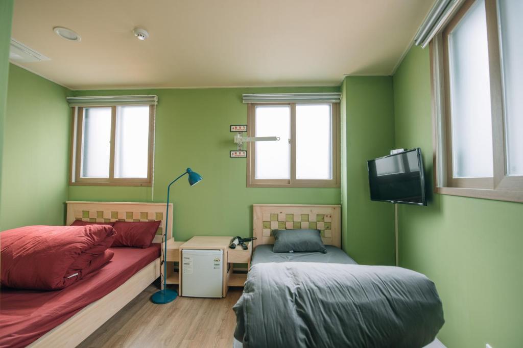 TV a/nebo společenská místnost v ubytování Daegu Midtown Hostel