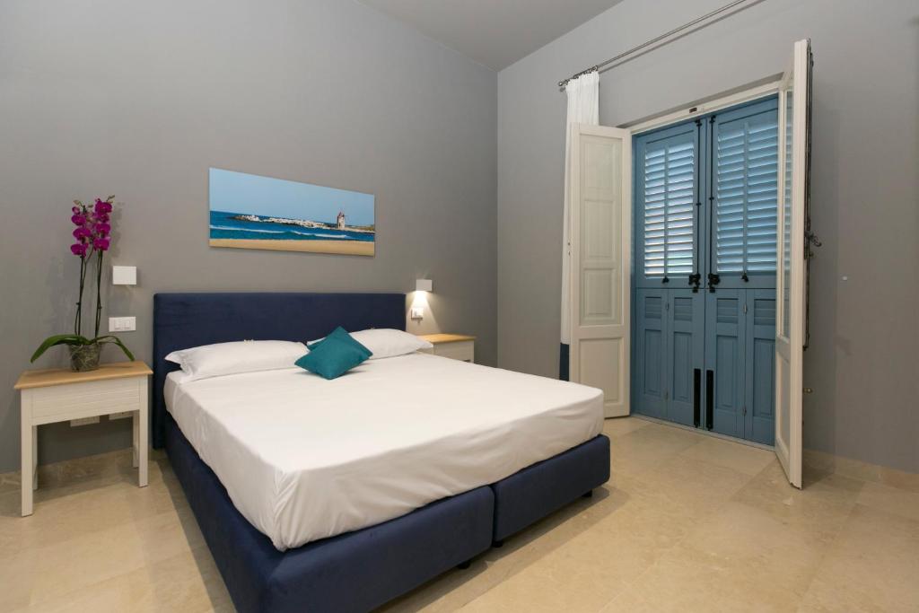 Postel nebo postele na pokoji v ubytování ZIBIBBO SUITES & ROOMS - Aparthotel in Centro Storico a Trapani