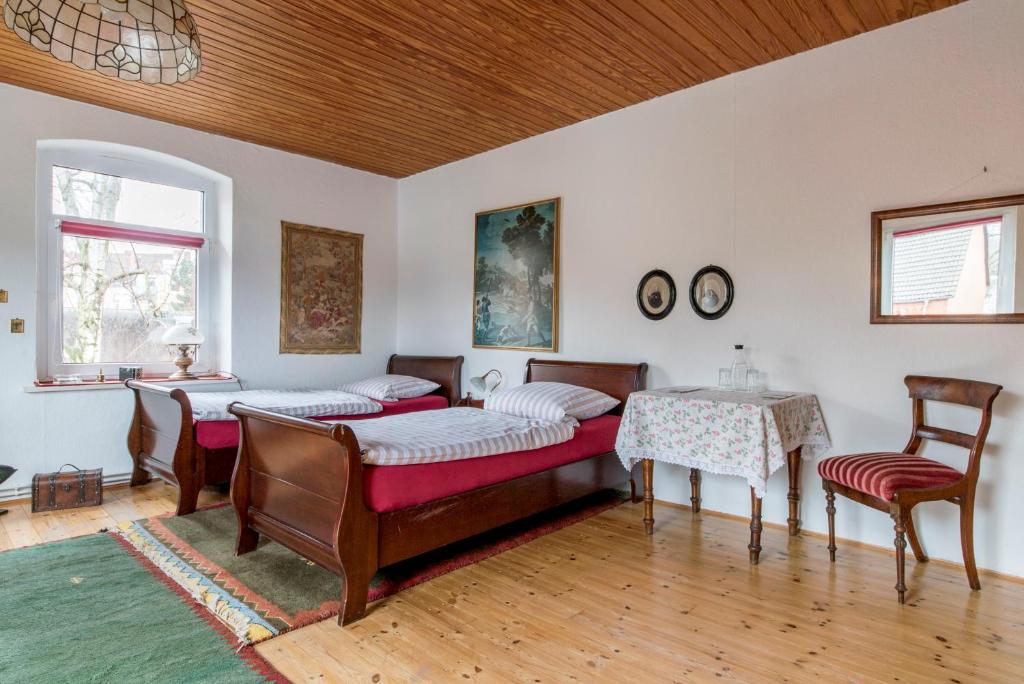 1 dormitorio con 2 camas, mesa y sillas en Private Rooms near Exhibition Center, en Hannover