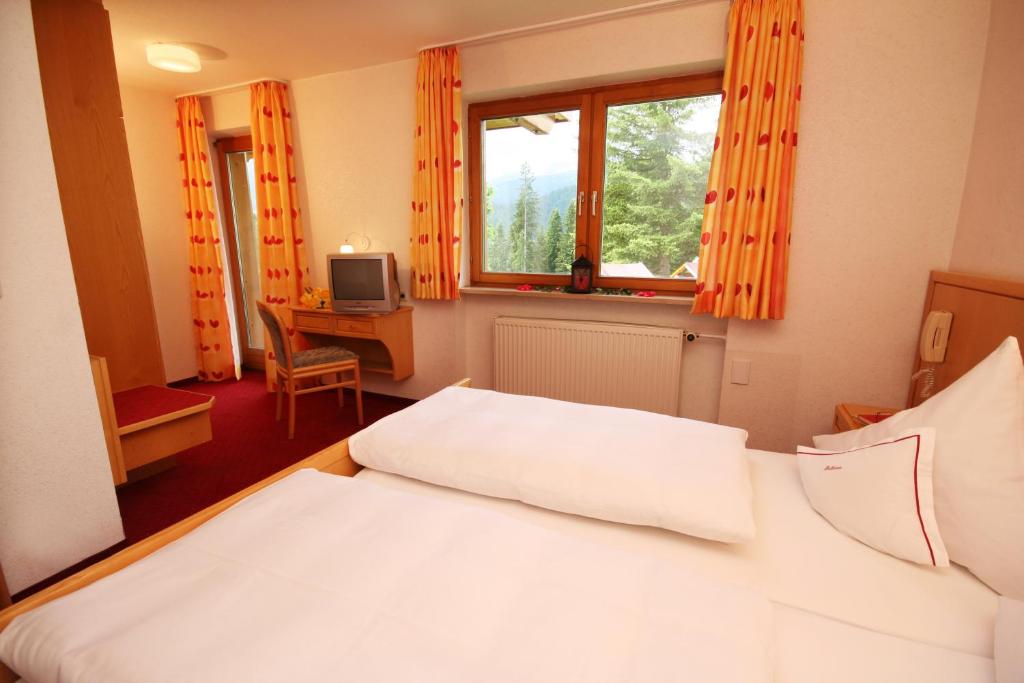 Postel nebo postele na pokoji v ubytování Hotel Bellevue