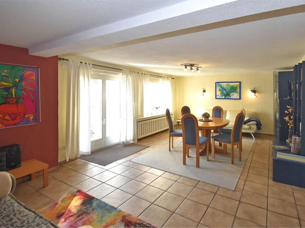 シーダー・シュヴァレンベルクにあるSpacious Apartment in Schwalenberg near Forestのリビングルーム(テーブル、椅子付)