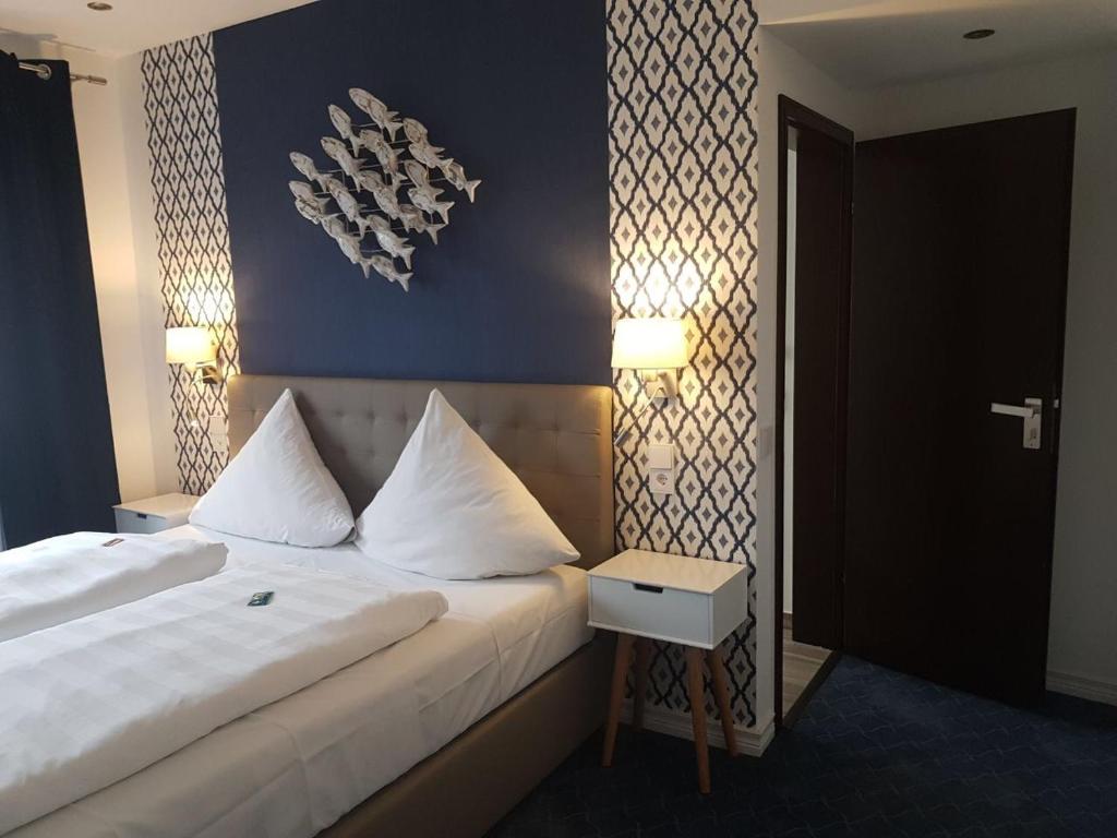 Postel nebo postele na pokoji v ubytování Hotel zur goldenen Sonne