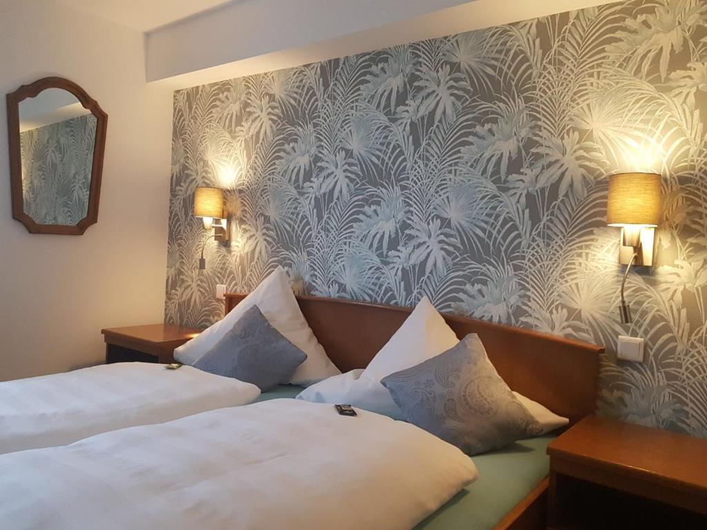 Postel nebo postele na pokoji v ubytování Hotel zur goldenen Sonne