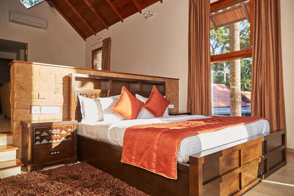Postel nebo postele na pokoji v ubytování The Birchwood Retreat, Madikeri