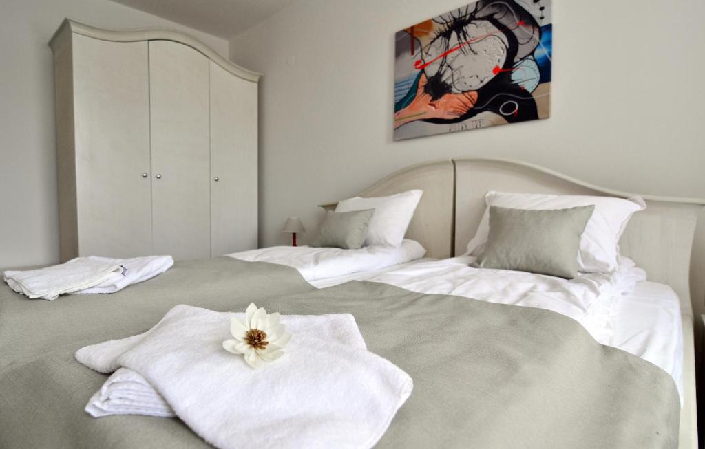 Postel nebo postele na pokoji v ubytování KATERINA guest house