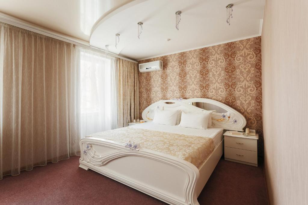オデッサにあるVele Rosse Hotel, business & leisureのベッドルーム(鏡付きの大きな白いベッド1台付)