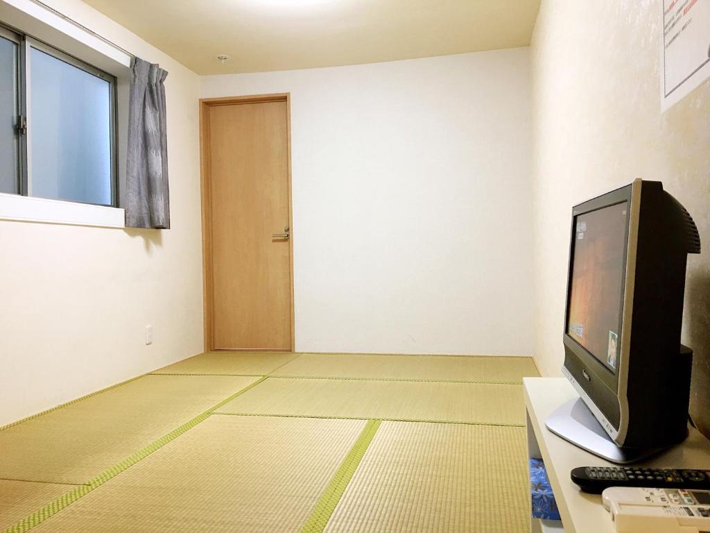 TV a/nebo společenská místnost v ubytování Osaka Tengachaya Guesthouse SAYURI II
