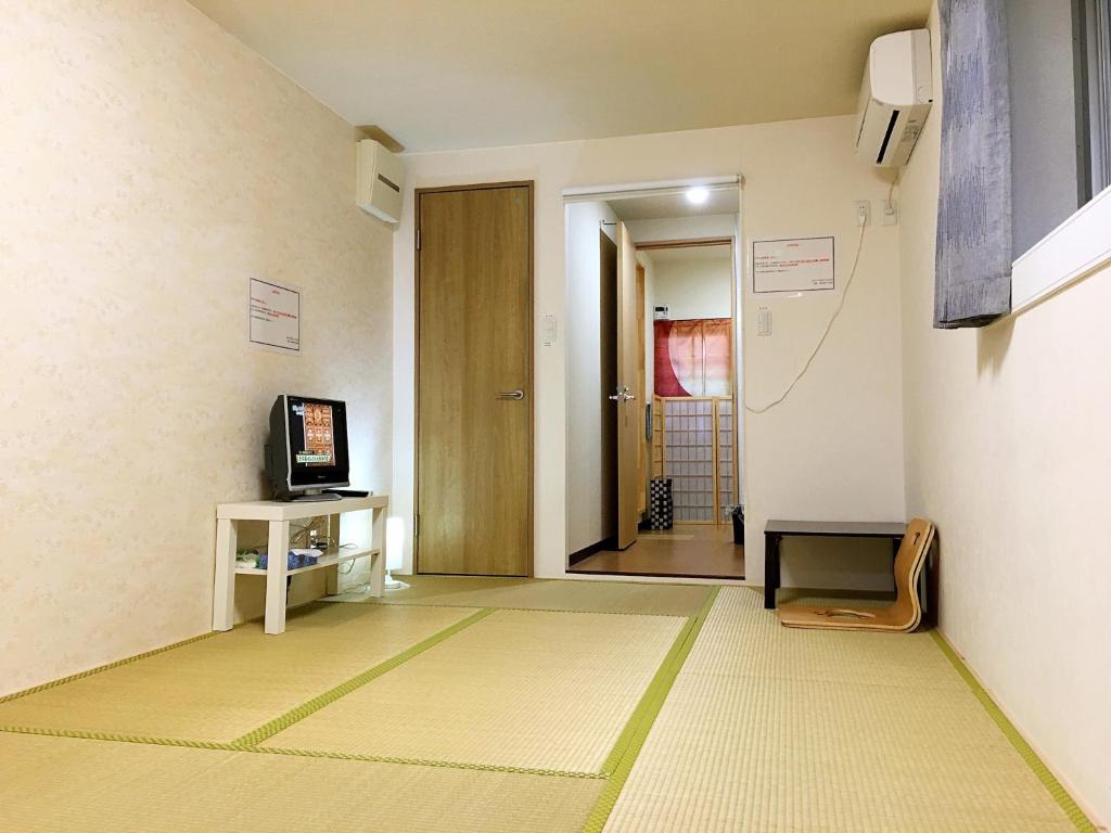 TV a/nebo společenská místnost v ubytování Osaka Tengachaya Guesthouse SAYURI II