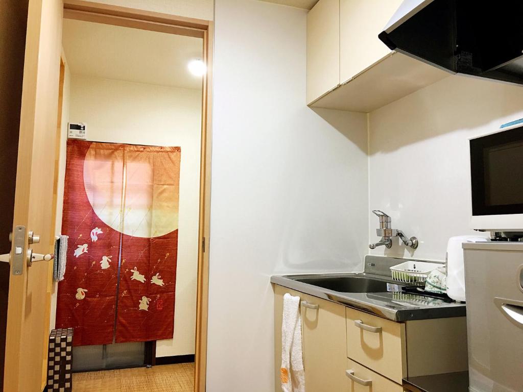 Kuchyň nebo kuchyňský kout v ubytování Osaka Tengachaya Guesthouse SAYURI II