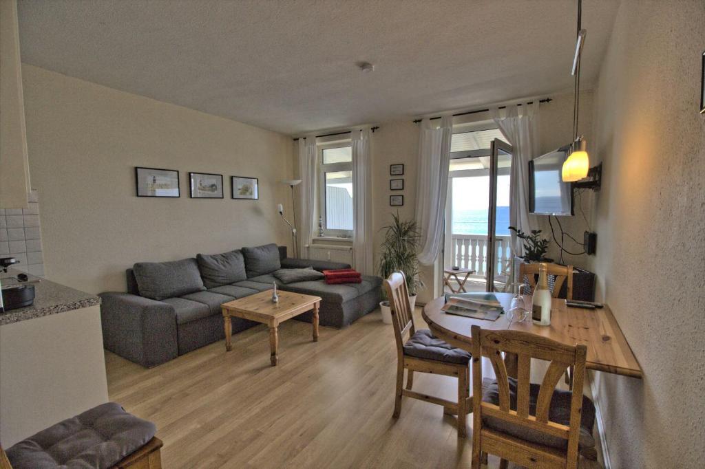 ein Wohnzimmer mit einem Sofa und einem Tisch in der Unterkunft Fürstenhof Appartement 404 in Sassnitz