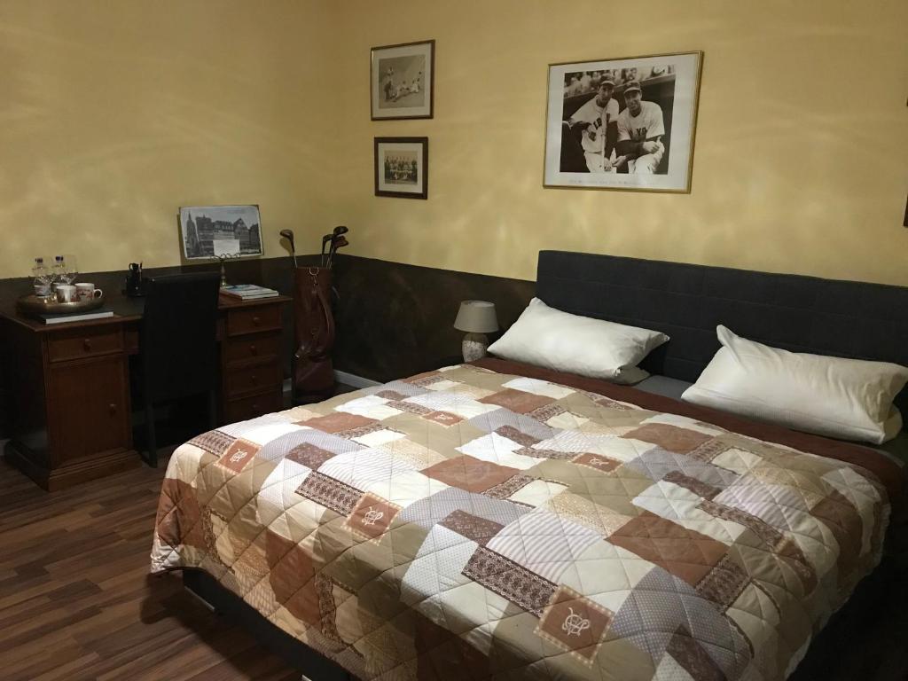 a bedroom with a bed and a dresser and a desk at Suite Edin in Maintal