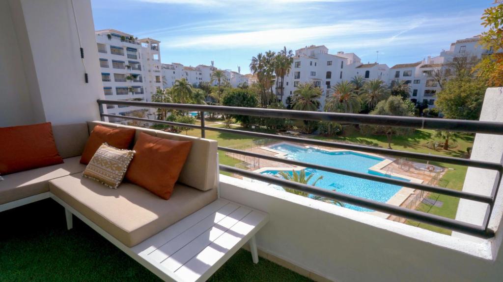 Bazén v ubytování VACATION MARBELLA I Central Puerto Banus Apt, 24-7 Security, a minute from the Marina, The Sea and Luxury Shopping nebo v jeho okolí