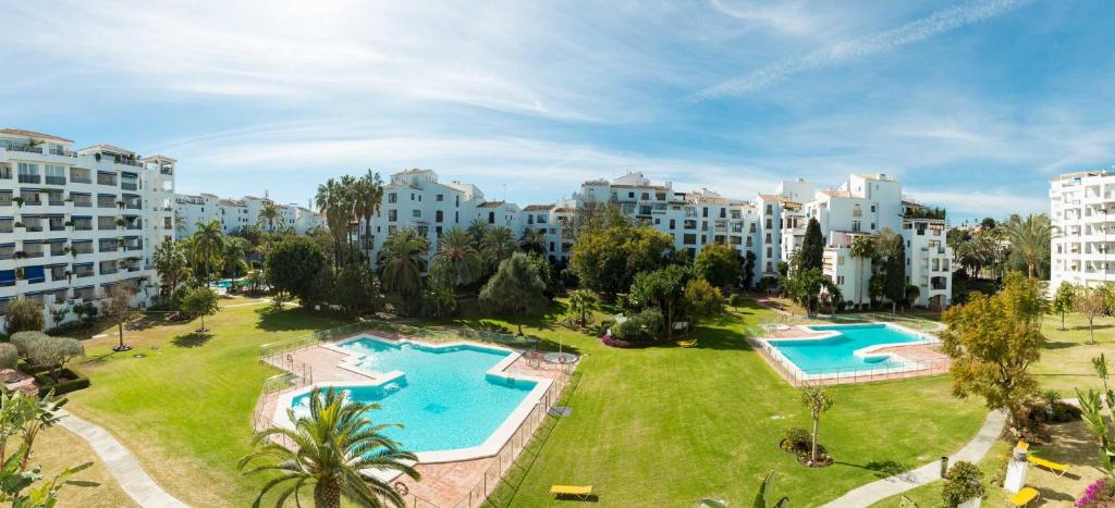 Vista de la piscina Central Puerto Banús Apt.  o alrededores