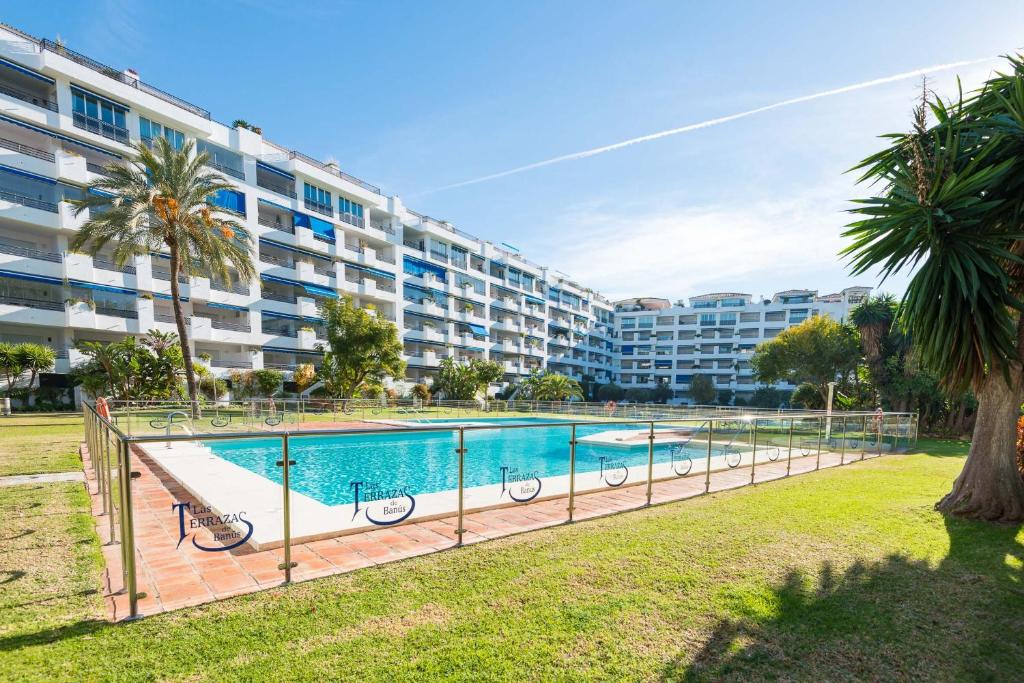 Bazén v ubytování VACATION MARBELLA I Central Puerto Banus Apt, 24-7 Security, a minute from the Marina, The Sea and Luxury Shopping nebo v jeho okolí