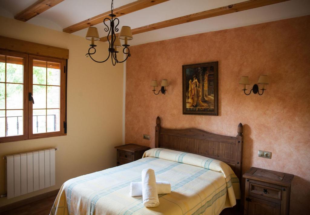 sypialnia z łóżkiem i dwoma ręcznikami na nim w obiekcie Alojamiento Rural Casa Inocente w mieście La Toba