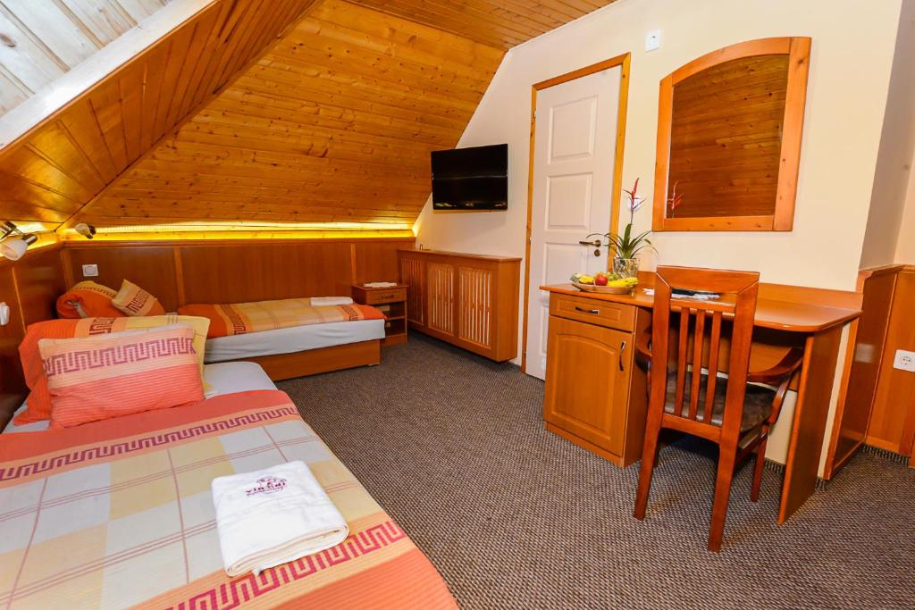 A bed or beds in a room at Tinódi Fogadó