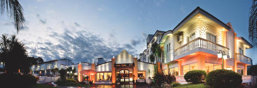 ein großes Gebäude mit Licht in einer Stadt in der Unterkunft Santa Cecilia Resort & Spa I in Villa Carlos Paz