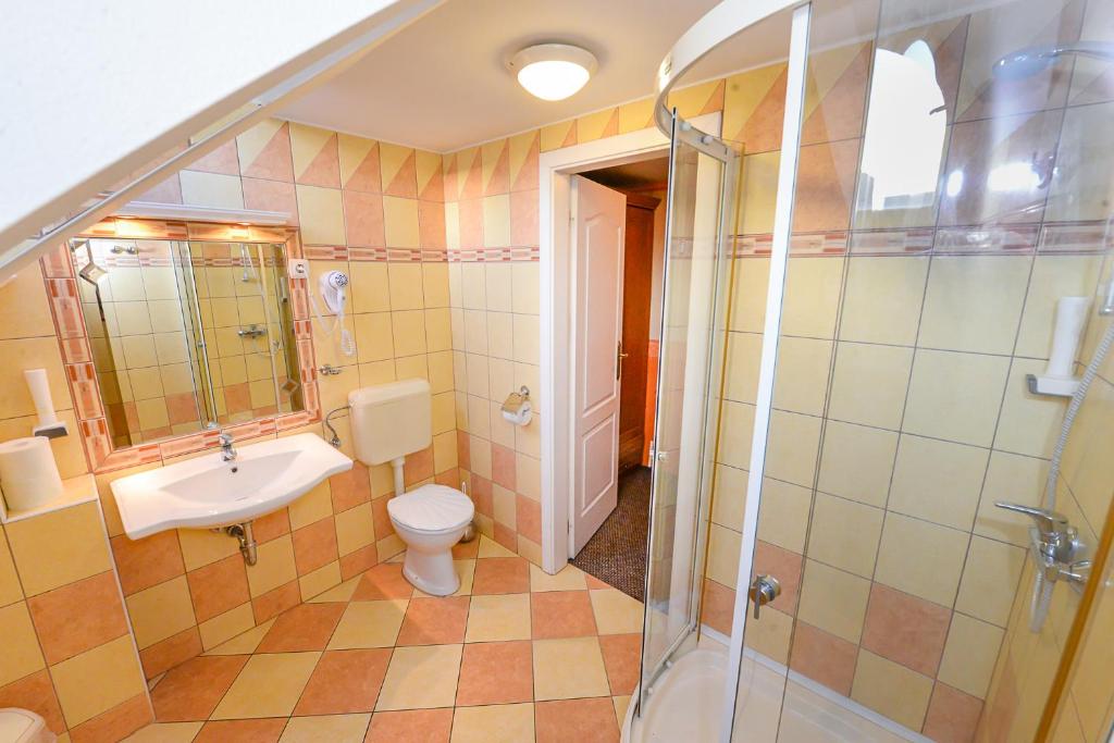 A bathroom at Tinódi Fogadó