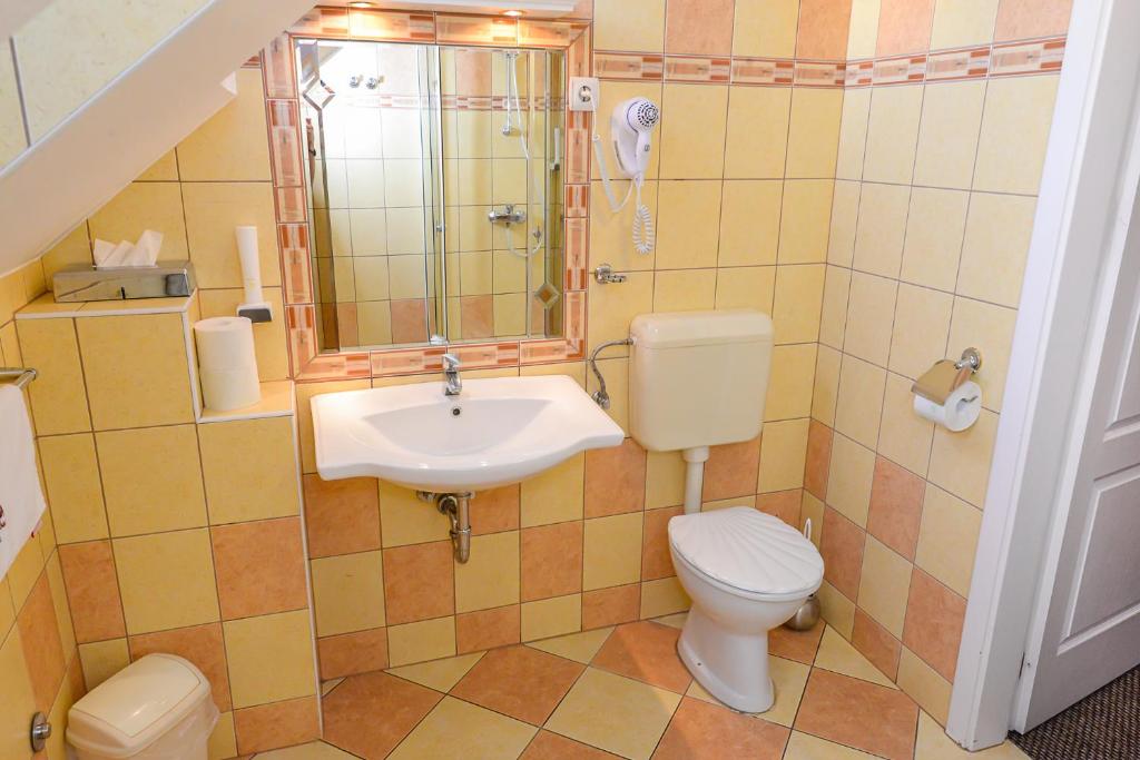 A bathroom at Tinódi Fogadó