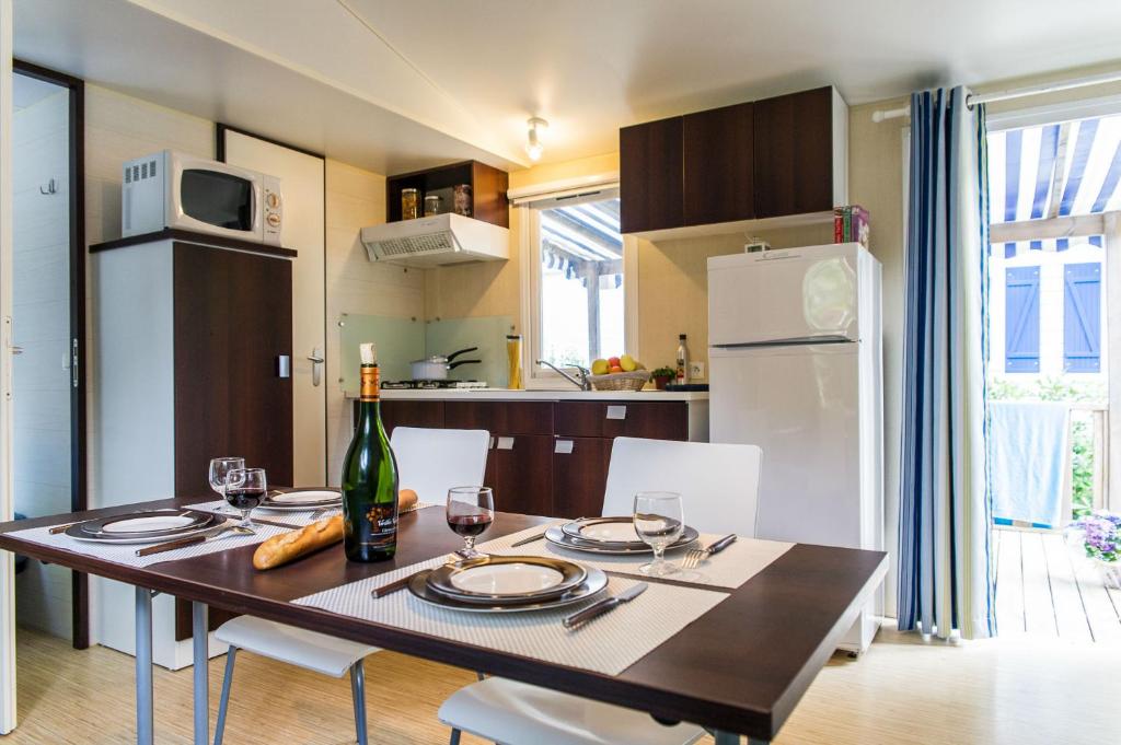 Kuchyň nebo kuchyňský kout v ubytování Bungalow Vacances