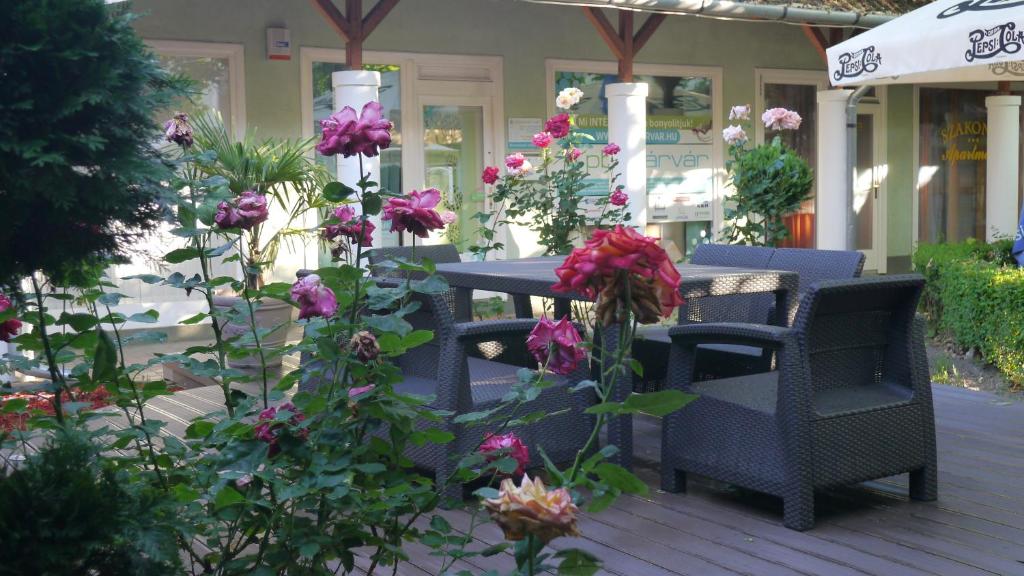 A garden outside Tinódi Fogadó