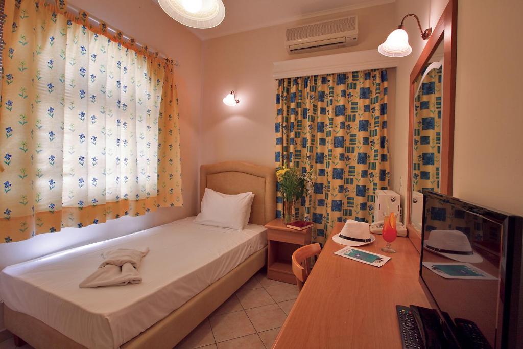 Postel nebo postele na pokoji v ubytování Epidavria Hotel