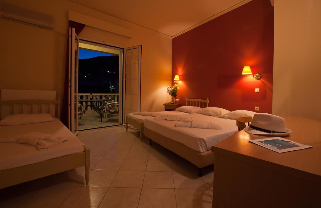 Postel nebo postele na pokoji v ubytování Epidavria Hotel