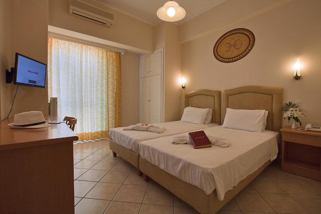 Postel nebo postele na pokoji v ubytování Epidavria Hotel