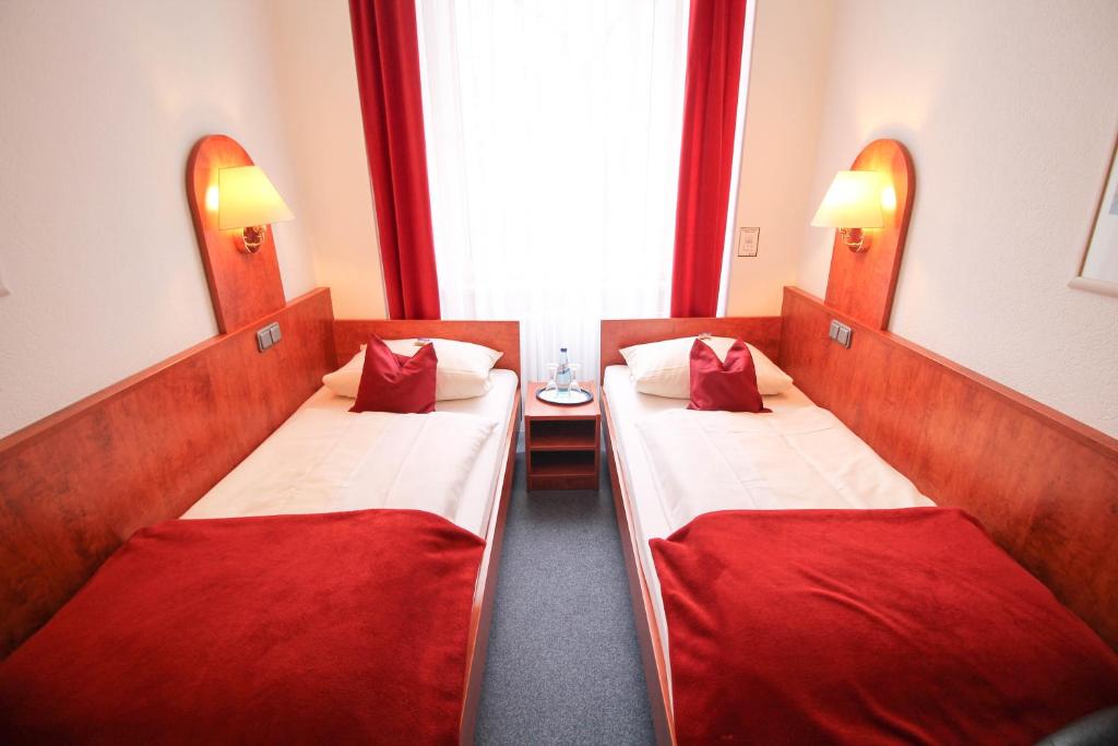Postel nebo postele na pokoji v ubytování Hotel West an der Bockenheimer Warte