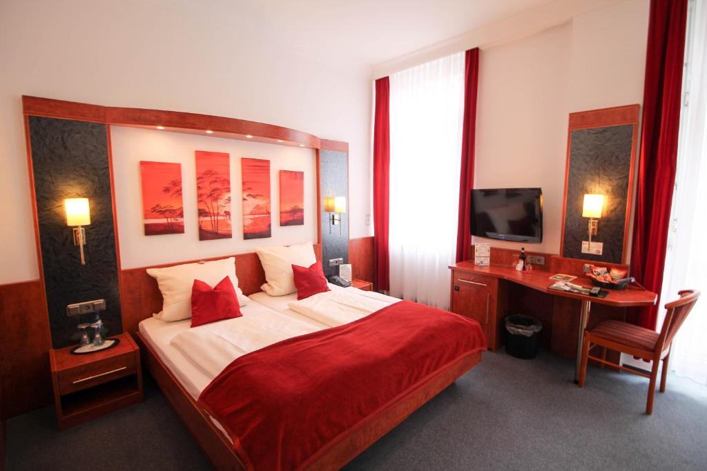Postel nebo postele na pokoji v ubytování Hotel West an der Bockenheimer Warte