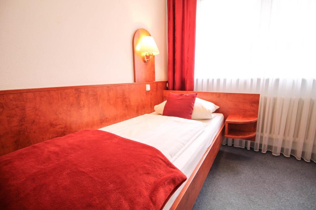 Postel nebo postele na pokoji v ubytování Hotel West an der Bockenheimer Warte