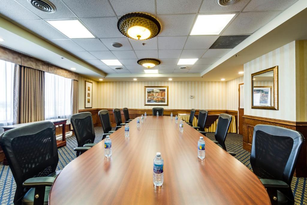 Monte Carlo Inn Airport Suites - Resim 39