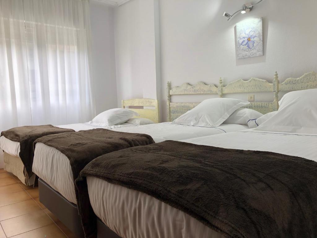 2 nebeneinander sitzende Betten in einem Schlafzimmer in der Unterkunft Hotel Las Rocas de Isla in Isla