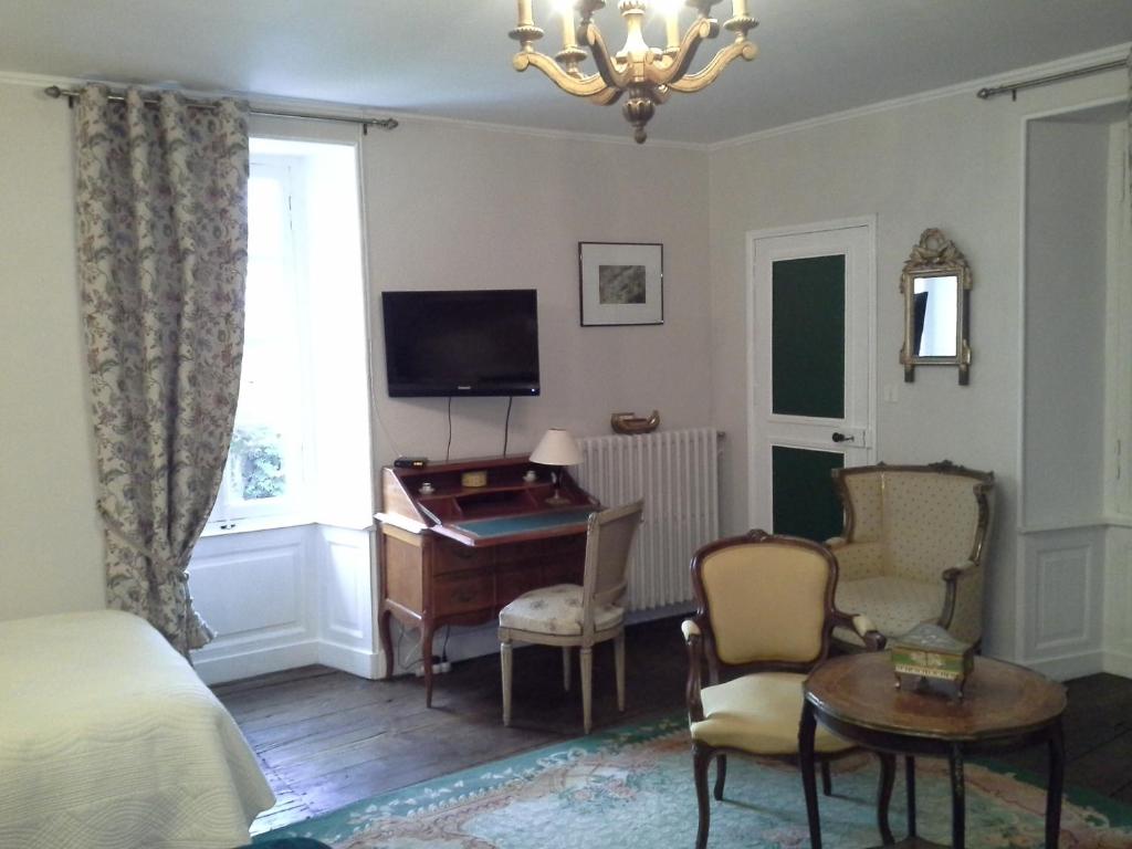Le Logis De Ruelle - Chambre Familiale Avec Vue Sur Jardin