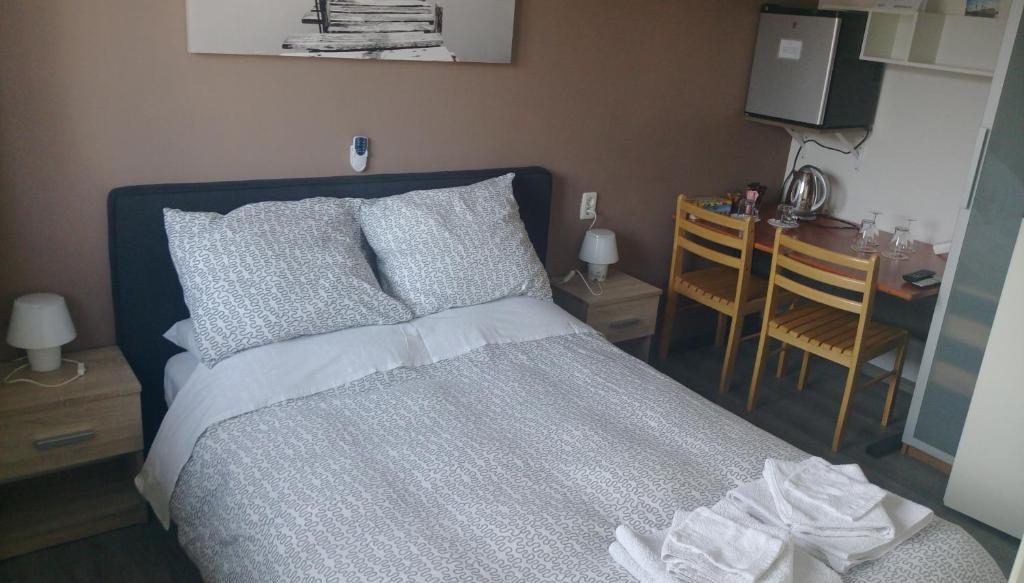sypialnia z łóżkiem, stołem i biurkiem w obiekcie Bon Bed & Breakfast w Amsterdamie