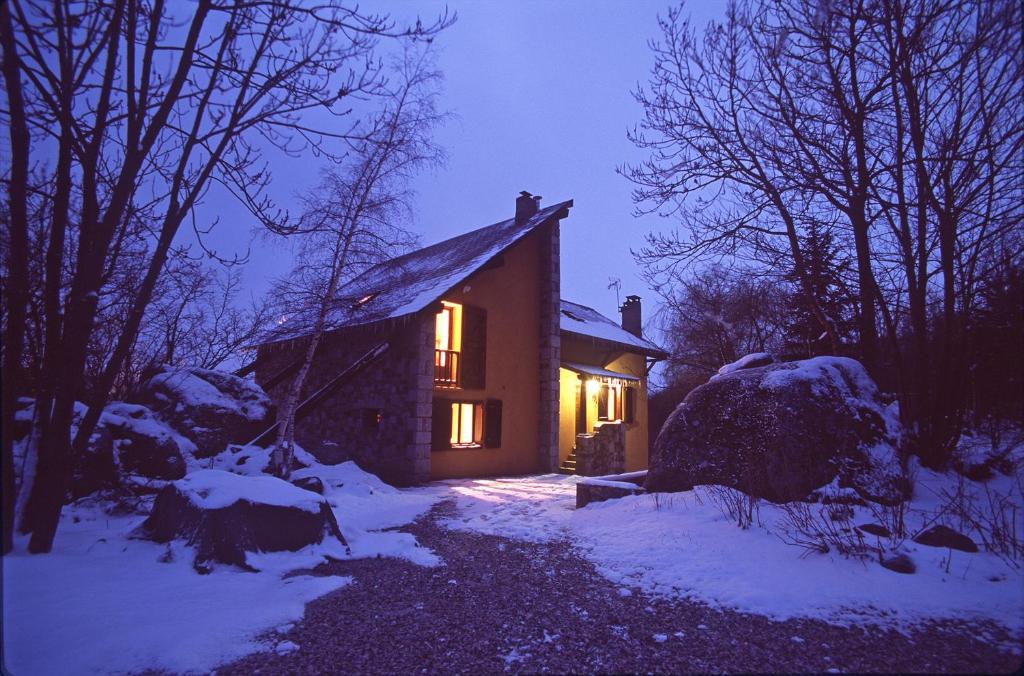 une petite maison dans la neige la nuit dans l'établissement EL Balcó de Dorres, à Dorres