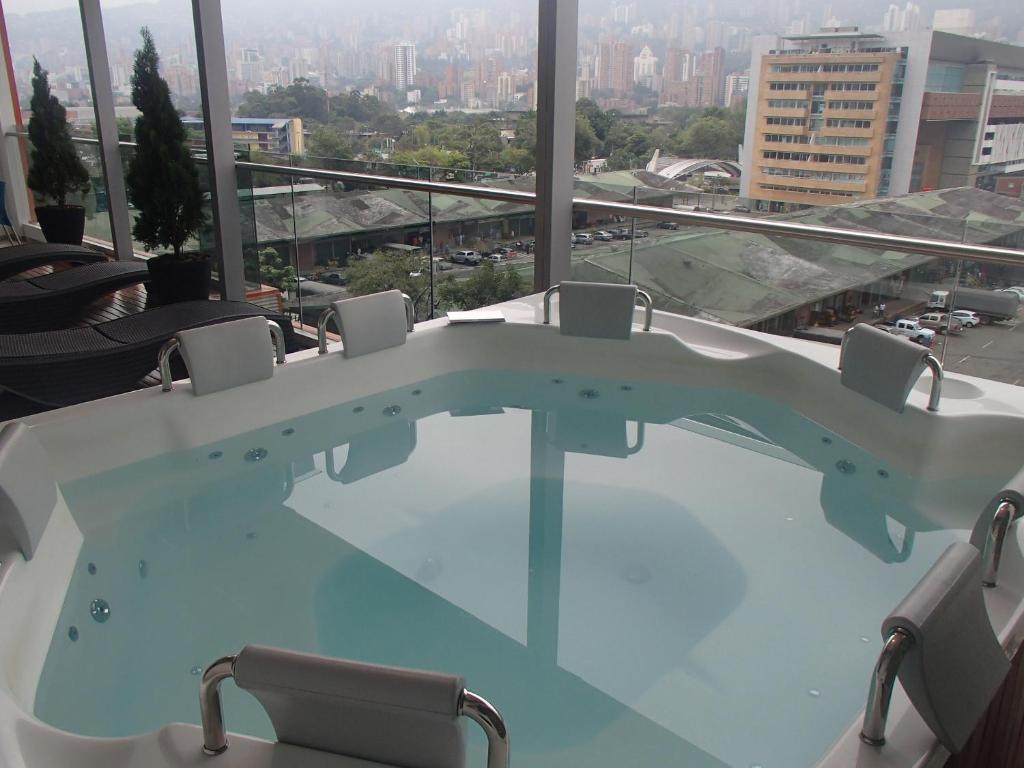 Bazén v ubytování Hotel Sixtina Plaza Medellin nebo v jeho okolí