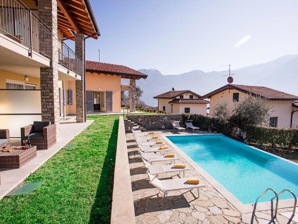 Bazén v ubytování Ossuccio Grande C home with pool sleeps 12 by Italian Apartments nebo v jeho okolí