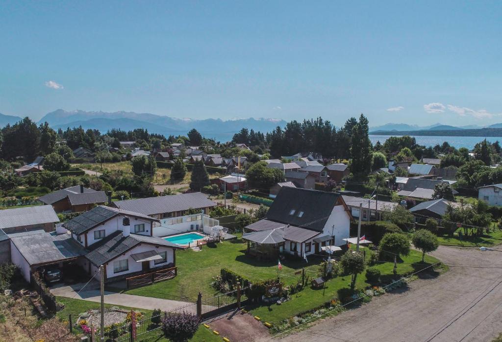 una vista aérea de una pequeña ciudad con casas en Apart Samay Hue Bungalows en Dina Huapi