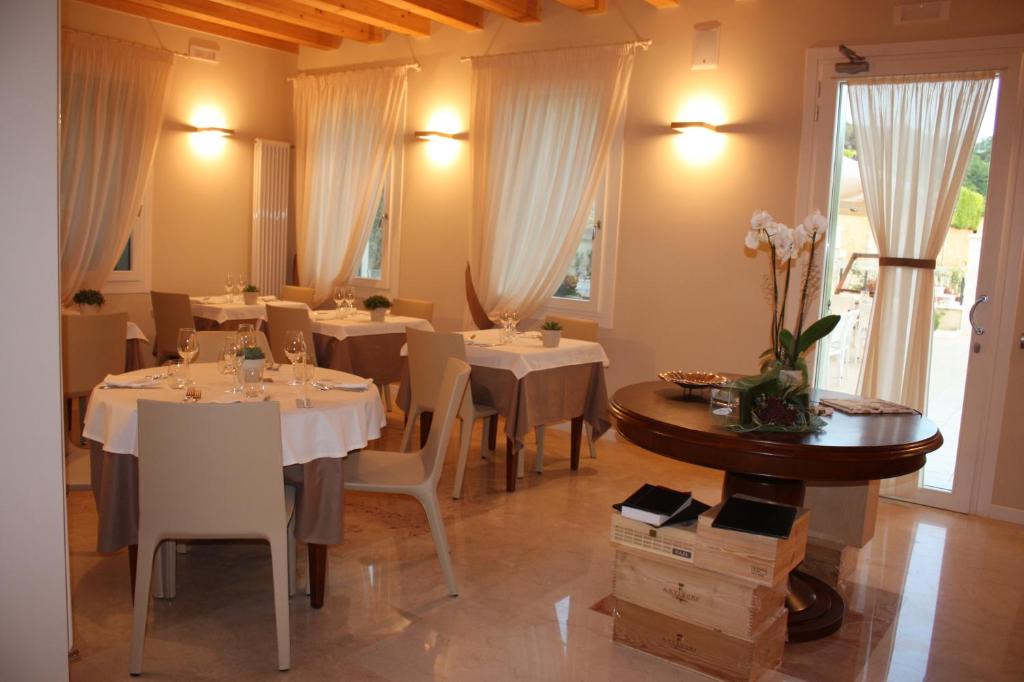 Restaurace v ubytování Locanda ai Capitelli snc di fiumicetti andrea